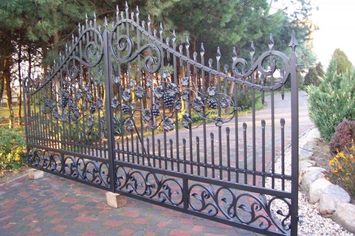 bramy kute a bramy marketowe